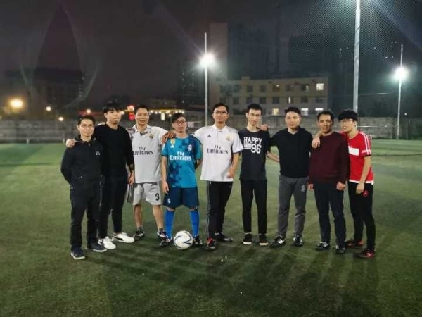 邁世足球小分隊享受運動，綠茵場上的雨夜鏖戰